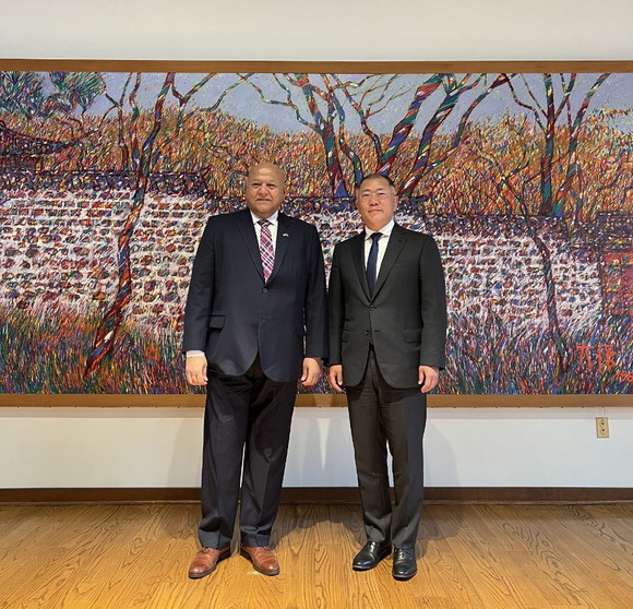 정의선 현대차그룹 회장과 푸르마눈 쥬그로(Purmanund JHUGROO) 모리셔스 대사가 함께 기념촬영을 하고 있다. ⓒ 현대자동차그룹