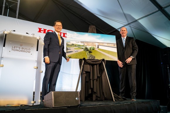 합작법인 CEO 이혁재 부사장과 COO 릭 리글이 합작공장 조감도를 공개하고 있다. ⓒ LG에너지솔루션