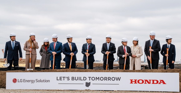 합작공장 기공식에서 양사 관계자 및 주정부 인사들이 기념촬영을 하고 있다. ⓒ LG에너지솔루션