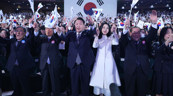 이번 3.1절 독립유공 포상 대상자는 총 104명이며, 기념식에서는 이 중 5명의 포상대상자 유가족에게 훈장 등이 직접 수여됐다. ⓒ 연합뉴스