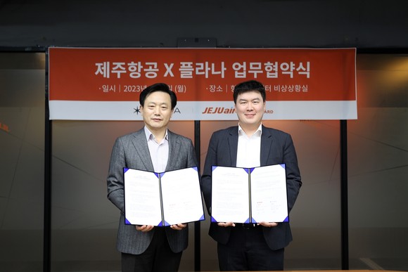 왼쪽부터 김이배 제주항공 대표이사와 김재형 플라나 대표이사. ⓒ 제주항공