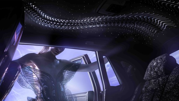 실내 공간에도 롤스로이스 비스포크 컬렉티브와 아이리스 반 헤르펜이 함께 제작한 웅장한 요소들이 가득하다. ⓒ 롤스로이스모터카