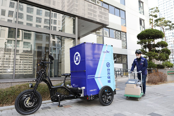 택배기사가 카고 바이크를 이용해 배송하고 있는 모습. ⓒ 한진
