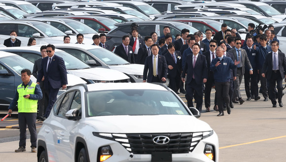 윤석열 대통령이 9일 정의선 현대차그룹 회장의 안내를 받으며, 수출차량을 운반하는 선박으로 향하고 있다. ⓒ 연합뉴스