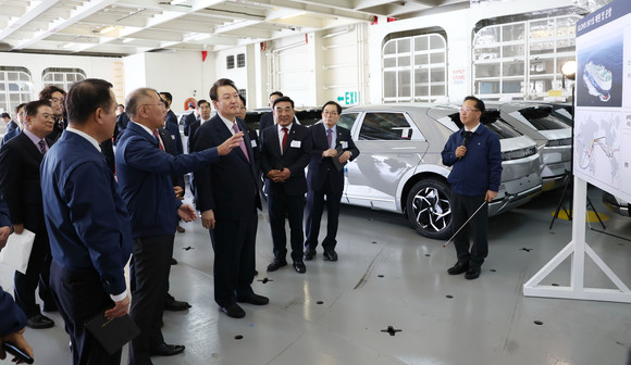 윤석열 대통령이 정의선 현대차그룹 회장과 수출용 자동차 운반선인 '글로비스 스카이호'에서 현황 브리핑을 받고 있다. ⓒ 연합뉴스