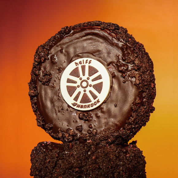 팝업스토어에서 판매되는 대표 메뉴는 한국타이어 모형의 크로넛(크로아상과 도넛이 합쳐진 형태의 디저트)과 핫도그 모양의 도넛이다. ⓒ 한국타이어