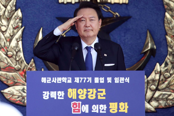윤 대통령과 김건희 여사는 경남 진해에서 열린 해군사관학교 제77기 졸업 및 임관식에 참석해 이들을 격려했다. ⓒ 연합뉴스