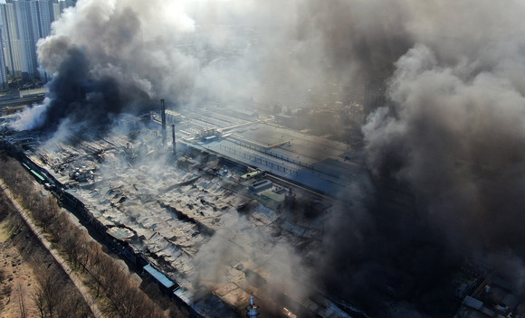 13일 오전 대전시 대덕구 목상동 한국타이어 공장에서 난 불로 인한 연기가 공중으로 치솟고 있다. ⓒ 연합뉴스