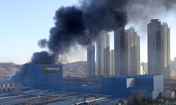 대전시 대덕구 목상동 한국타이어 공장에서 난 불로 인한 연기가 공중으로 치솟고 있다. ⓒ 연합뉴스