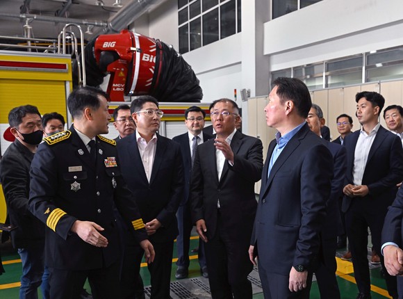 울산북부소방서를 둘러보고 있는 모습. ⓒ 현대자동차그룹