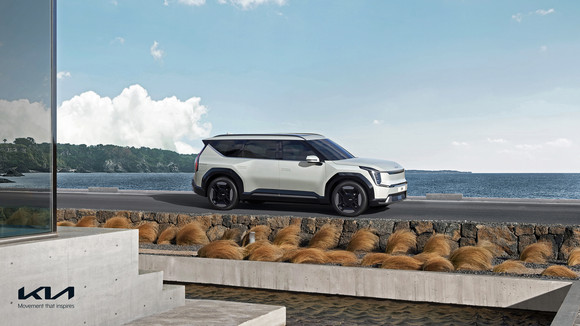 측면부는 정통 SUV를 지향하는 차체 비율과 곧게 선 자세로 대형 SUV의 웅장함을 전달한다. ⓒ 기아