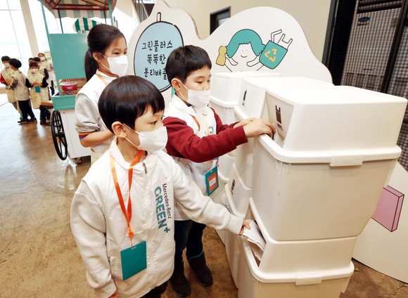 '그린플러스 똑똑한 분리배출'에서는 올바른 분리수거를 배우는 등 어린이들이 쉽게할 수 있는 활동교육 중심으로 이뤄졌다. ⓒ 메르세데스-벤츠 코리아