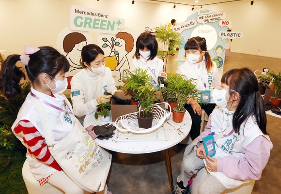 프로그램에 참여한 어린이들은 스스로 일상에서 실천할 수 있는 생활 속 환경 탄소중립 활동들을 체험했다. ⓒ 메르세데스-벤츠 코리아