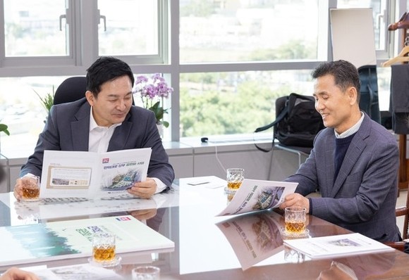 오태원 부산 북구청장이 지난 13일 원희룡 국토부장관과 지역핵심현안 '만덕대로 상부 공원화 사업 추진'을 건의하고 있다. ⓒ 부산 북구청