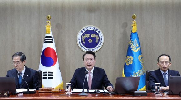 윤 대통령은 "역대 정부는 강제징용 피해자분들의 아픔을 치유하고, 합당한 보상이 이뤄질 수 있도록 노력해 왔다"며 "정부는 강제징용 피해자분들과 유족들의 아픔이 치유될 수 있도록 최선을 다할 것"이라고 말했다. ⓒ 연합뉴스