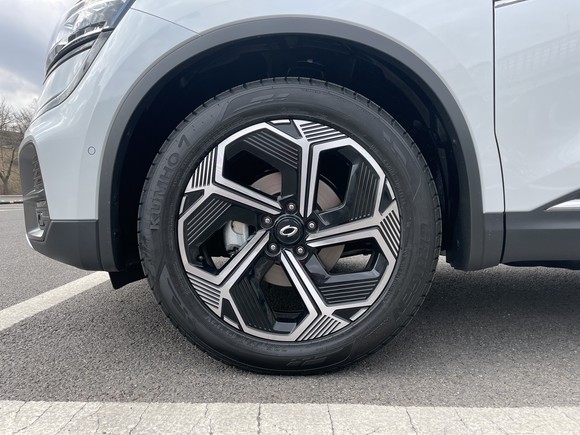 르노코리아는 19인치 타이어 휠 디자인에도 변화를 줬다. = 노병우 기자