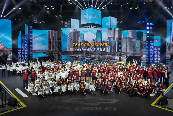 행사에 참석한 GM 한국사업장 임직원 및 쉐보레 대리점 대표와 카 매니저 등이 한 데 모여 트랙스 크로스오버의 성공을 결의하고 있는 모습. ⓒ 한국GM