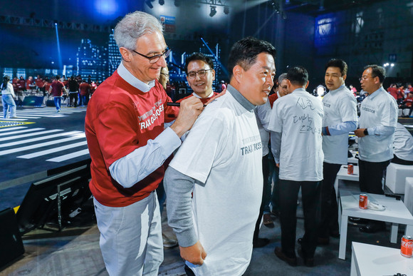 로베르토 렘펠 사장이 트랙스 크로스오버의 성공을 기원하며 쉐보레 대리점 대표 및 카 매니저의 티셔츠에 사인 세리머니를 하고 있는 모습. ⓒ 한국GM