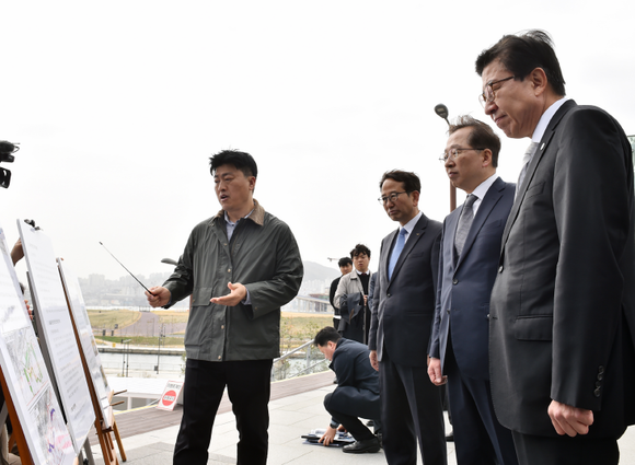 3개 기관장이 북항을 방문해 현장 합동점검을 하고 있다. ⓒ 부산시