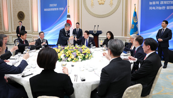 이날 행사장에는 글로벌 수출 확대, 능동적 경제안보, 지속가능한 평화라는 회의 주제가 게시됐다. ⓒ 대통령실