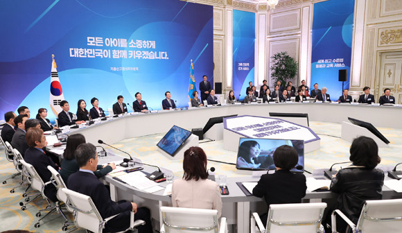 '윤석열 정부 저출산고령사회 과제 및 정책 추진 방향'의 핵심 4대 추진 전략은 △선택과 집중 △사각지대·격차 해소 △구조개혁과 인식 제고 △정책 추진 기반 강화다. ⓒ 연합뉴스