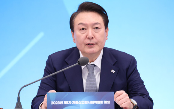 저출산고령사회위원회는 위원장인 대통령과 민간 전문가, 7개 부처 장관 등 총 25명으로 구성돼 있다. ⓒ 연합뉴스