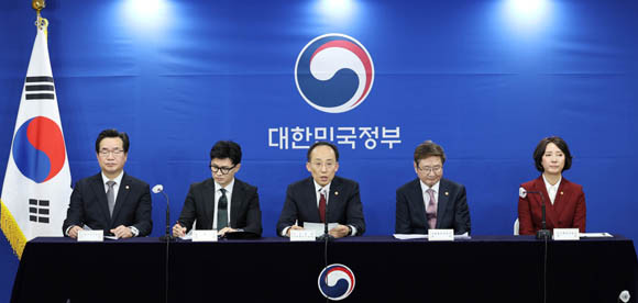 '내수활성화'는 국내 관광을 활성화해 내수 활력과 경상수지 개선을 도모하고, 소상공인·서민 생계부담을 경감하기 위한 조치로 이해된다. ⓒ 연합뉴스