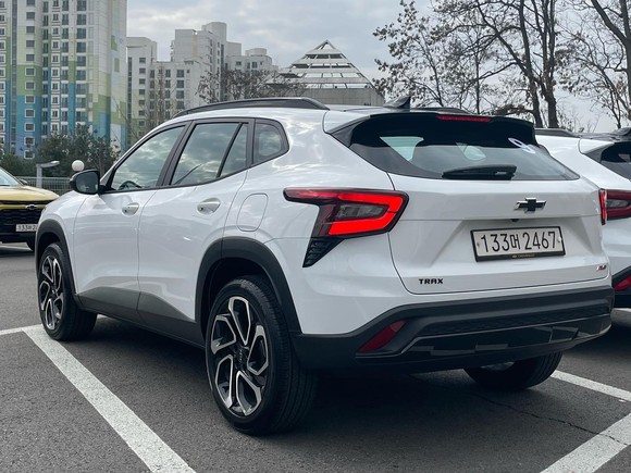 트랙스 크로스오버는 스포츠카에서나 볼 법한 디자인 요소를 통해 크로스오버 특유의 역동성을 표현했다. = 노병우 기자