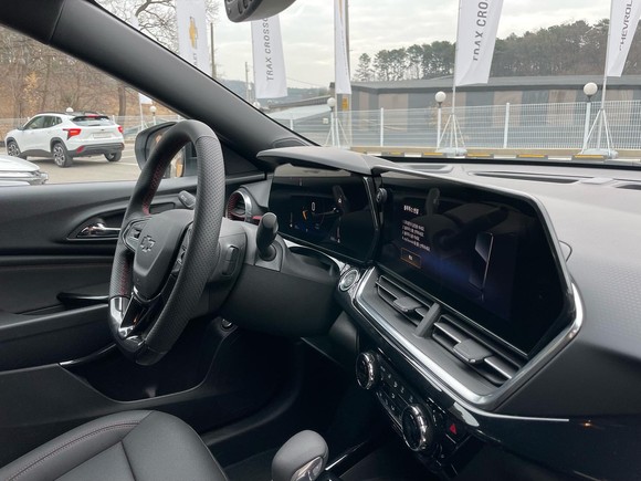 트랙스 크로스오버의 인테리어는 쉐보레의 차세대 디자인 언어를 통해 운전자 중심으로 디자인됐다. = 노병우 기자