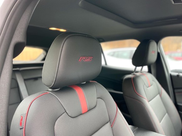 실내에는 젯 블랙 & 레드 포인트 RS 전용 인테리어가 적용됐다. = 노병우 기자