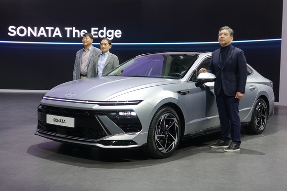 현대차 대표이사 장재훈 사장 등 관계자들이 쏘나타 디 엣지와 기념사진을 촬영하고 있다. = 노병우 기자