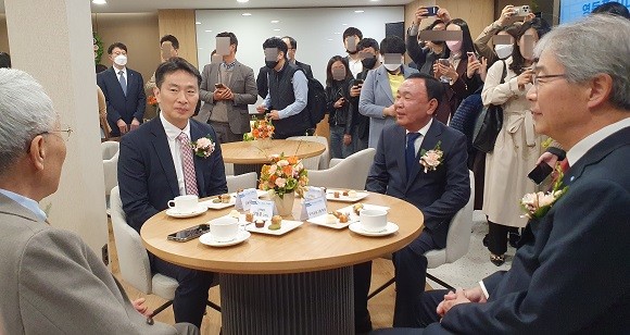 이복현 금융감독원장과 임종룡 우리금융그룹 회장이 우리은행 '시니어플러스점' 개설식에서 고객대표들과 이야기를 나누고 있다. = 장민태 기자