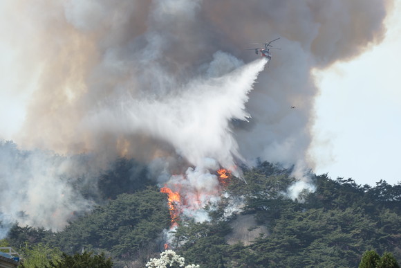 2일 오후 산불이 발생한 서울 종로구 인왕산에서 소방헬기가 진화 작업을 하고 있다. ⓒ 연합뉴스