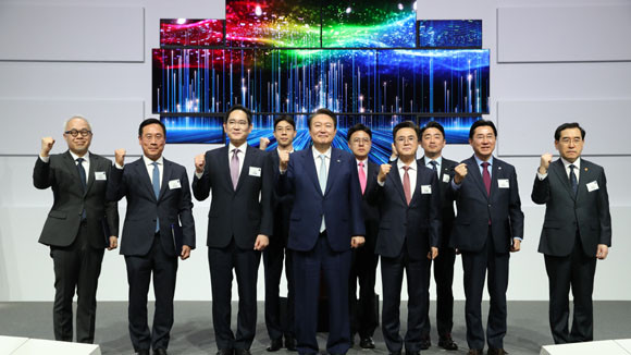 정부는 디스플레이 분야에서는 OLED 생산기술 혁신과 응용제품 개발에 4200억원 규모의 R&D를 추진하는 한편 산업 수요 맞춤형 인재를 공급하기 위해 계약학과 및 현장 중심 아카데미 운영 등으로 9000명의 선도인력을 양성해 나갈 예정이다. ⓒ 연합뉴스