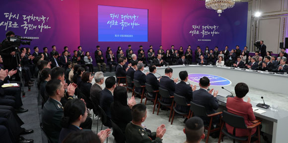 윤 대통령은 "첨단 과학기술 협력이 패키지로 이뤄지는 상황에서 외교․안보는 우리 국민의 먹고사는 민생과 직결된다"고 말했다. ⓒ 대통령실