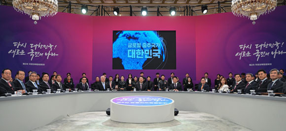 윤 대통령은 "글로벌 협력을 확대해 원전, 반도체, 공급망 협력을 강화하고, 수출 성과와 해외시장 개척을 이뤄낸데 역량을 모을 것"이라고 말했다. ⓒ 대통령실