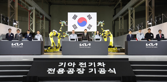 정부의 첨단산업 발전 전략에 맞춰 현대차 그룹은 기아 화성 전기차 전용공장에 약 1조원을 투자해 2025년부터 고객 맞춤형 전기차를 생산할 예정이며, 이를 포함해 2030년까지 국내 전기차 분야에 총 24조원을 투자할 계획이다. ⓒ 연합뉴스