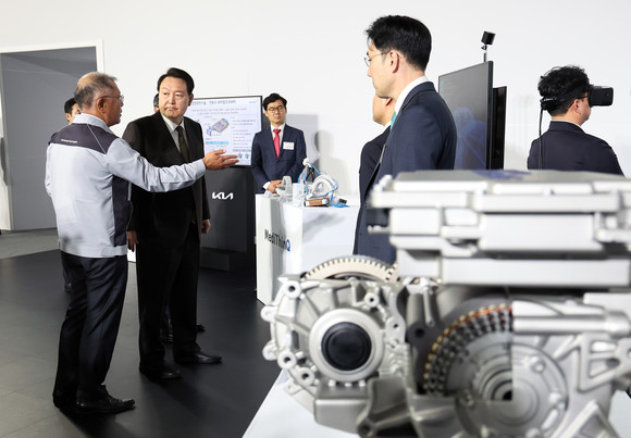 윤석열 대통령이 전기차 전용공장 기공식에 앞서 상생협력부스를 방문, 정의선 현대차그룹 회장과 대화를 하고 있다. ⓒ 연합뉴스