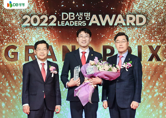 (왼쪽부터)DB생명 김영만 대표이사와 그랑프리 수상자 유진용 FP, 김홍조 본부장이 기념 촬영을 하고 있다. ⓒ DB생명