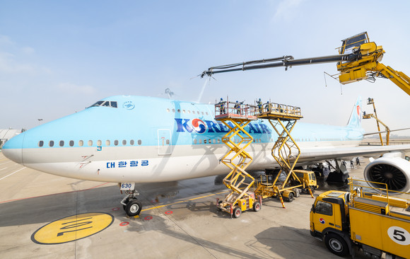 대한항공 정비 격납고에서 보잉747-8i 항공기 세척을 실시하고 있는 모습. ⓒ 대한항공