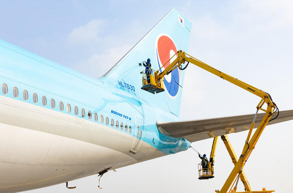 대한항공 정비 격납고에서 보잉747-8i 항공기 세척을 실시하고 있는 모습. ⓒ 대한항공