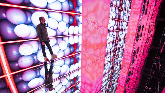 기아 글로벌 디자인센터장 카림 하비브 부사장이 'Opposites United' 전시를 관람하는 모습. ⓒ 기아