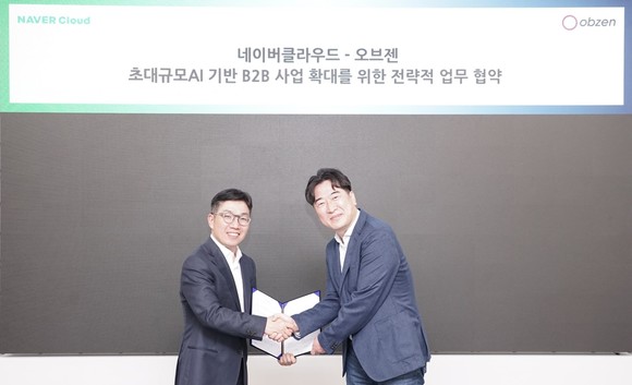 김유원 네이버클라우드 대표이사(좌측)와 이형인 오브젠 이형인 대표이사가 초대규모 AI 기반의 B2B 사업 확대 MOU 체결 후 악수를 나누고 있다. ⓒ 오브젠