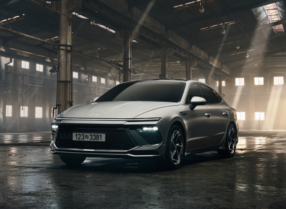 쏘나타 디 엣지는 8세대 쏘나타의 풀체인지급 부분변경 모델이다. ⓒ 현대자동차