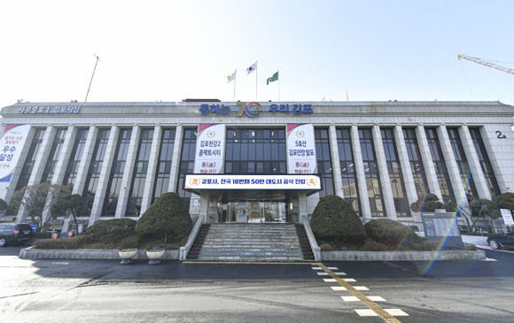 김포골드라인 노선은 '걸포북변역-사우역-풍무역-고촌역-김포공항역'이며, 70번 버스 노선은 '걸포북변역-풍무역-고촌역-개화역-김포공항역'이다. ⓒ 김포시