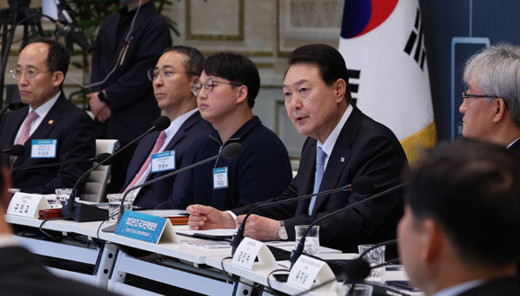 이날 회의에서 윤 대통령은 참석자들과 이차전지 산업의 미래 성패를 좌우할 중차대한 시기라는 인식을 공유했다. ⓒ 연합뉴스