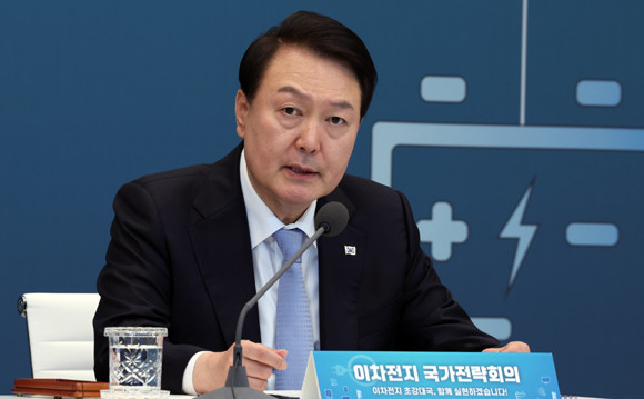 윤 대통령은 20일 제16차 비상경제민생회의 일환으로 '이차전지 산업 경쟁력 강화를 위한 국가전략회의'를 청와대 영빈관에서 주재했다. ⓒ 연합뉴스