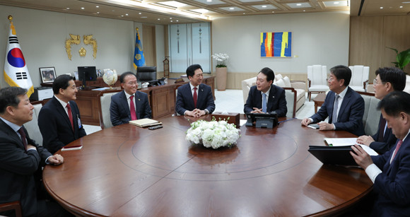 윤 대통령은 지난 20일 미국 국빈 방미 전 용산 대통령실에서 국민의힘 지도부와 면담을 가졌다. ⓒ 대통령실