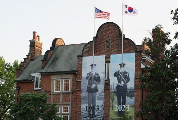 태극기와 성조기를 소재로 실물과 이미지를 결합시키는 방식으로 제작된 이 게시물 제작은 국내 앰비언트 광고 분야에서 두각을 보인 바 있는 이제석 연구소와 함께 했다. ⓒ 대통령실