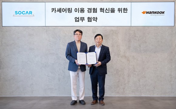 이용관 한국타이어 한)PC/LT영업담당 상무(오른쪽)와 김신명 쏘카 MX(Mobility Experience) 본부장이 체결식에서 기념촬영을 하고 있다. ⓒ 한국타이어